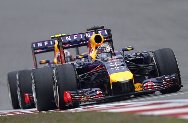 Vettel até insistiu, mas teve que ceder a quarta colocação para o companheiro Ricciardo |