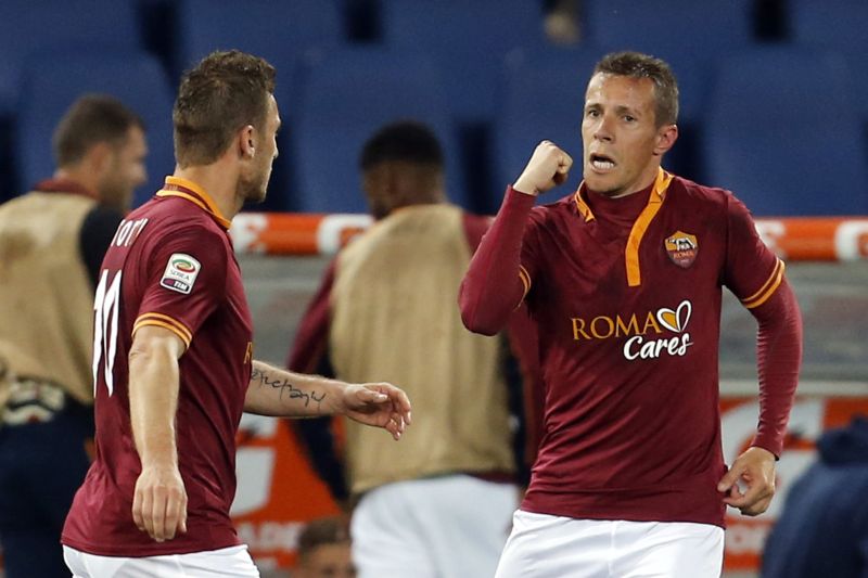 Brasileiro Taddei (direita) comemora com Totti primeiro gol da vitória romana sobre a Atalanta | Giampiero Sposito / Reuters