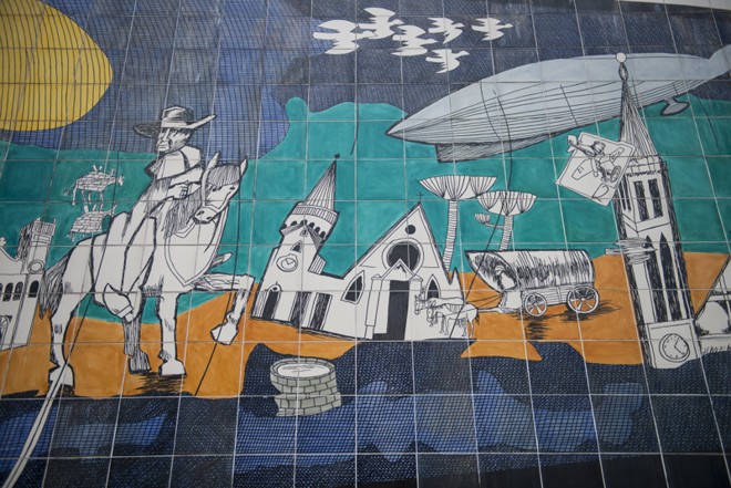 Painel de azulejos na Travessa Nestor de Castro |