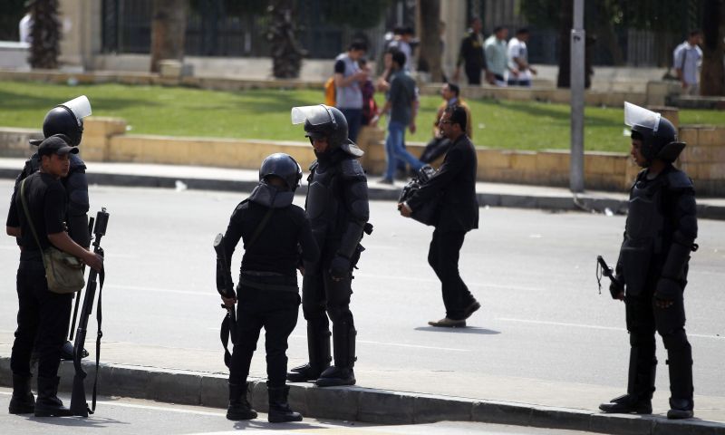 Policiais isolaram a Universidade do Cairo e procuram outras bombas | REUTERS/Amr Abdallah Dalsh