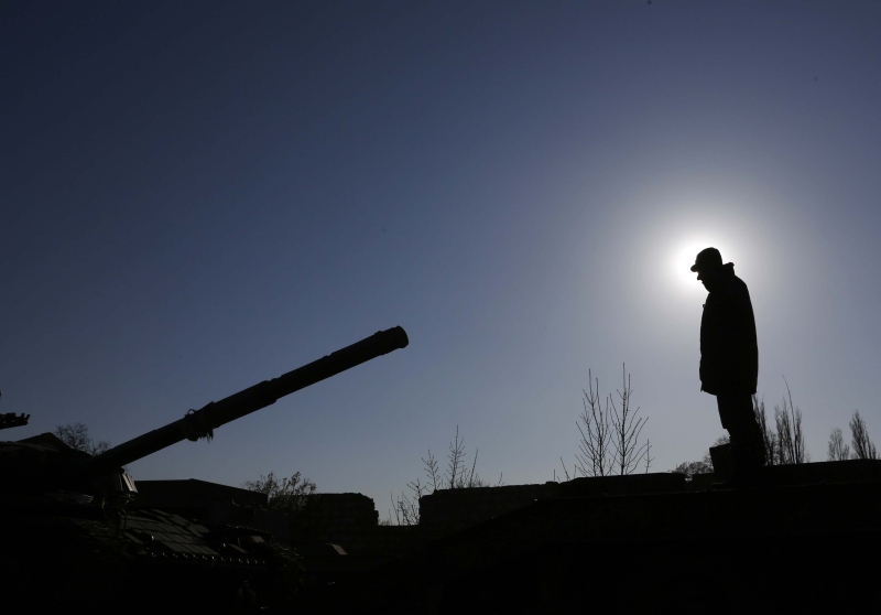 Soldado russo ao lado do tanque T-72B, próximo da estação de trens em Gvardeiskoye, perto de Simferopol, uma das cidades mais importantes da península da Crimeia | Yannis Behrakis/Reuters