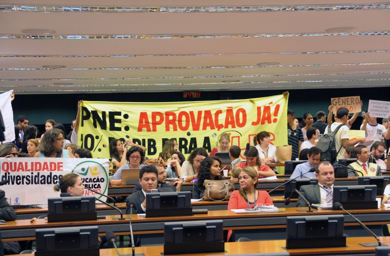 Estudantes tentaram acompanhar a sessão, que foi adiada | Luís Macedo/Ag. Câmara