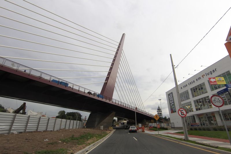 Localizado no no cruzamento da Avenida das Torres com a Rua Coronel Francisco H. dos Santos, viaduto começou a ser levantado em 2012 | Daniel Castellano/ Agência de Notícias Gazeta do Povo