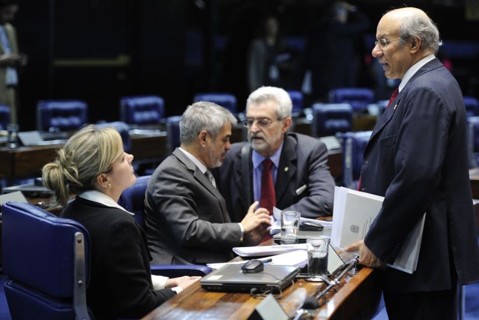 A senadora Gleisi Hoffmann (PT-PR) conversa com o senador José Pimentel (PT-CE) durante sessão deliberativa do Senado em que questionou a criação da CPI da Petrobras e adiou para esta quarta-feira definição sobre a investigação | Pedro França / Agência Senado