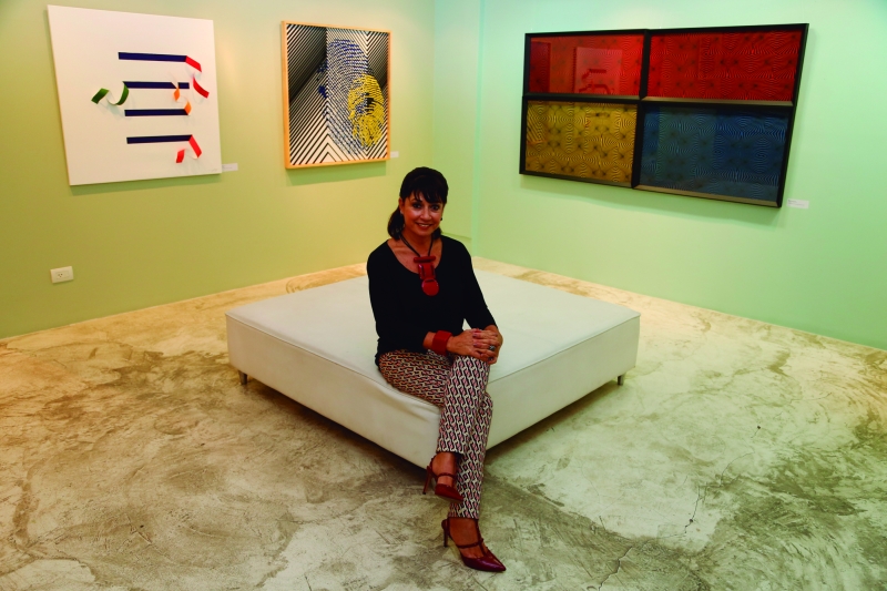 Zilda Fraletti em sua galeria com obras do artista Erwin Zaidowic | Henry Milléo/Gazeta do Povo