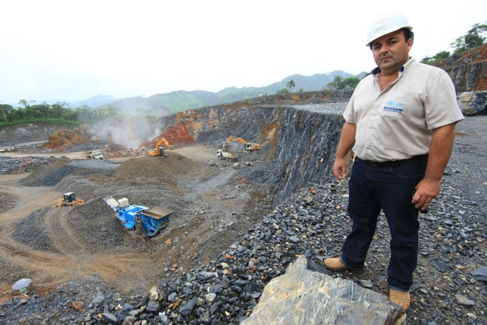 Fernandelli voltou a Adrianópolis para assumir a gerência da mina da Supremo. Abaixo, a torre da fábrica que destoa na paisagem bucólica da cidade e as máquinas já em operação | Aniele Nascimento/Gazeta do Povo