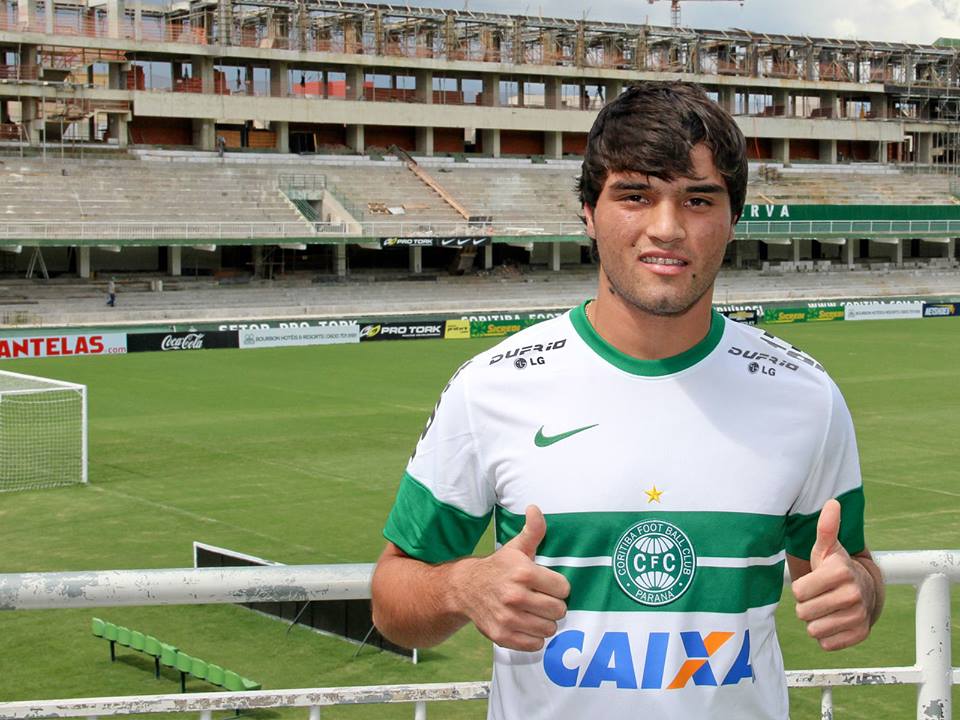 Misael posa com a camisa alviverde no Couto Pereira | Coritiba Foot Ball Club
