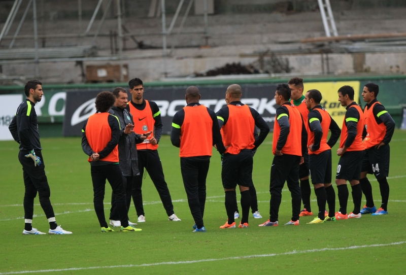 O técnico Celso Roth passa instruções para a equipe antes de sua estreia no comando do Coritiba | Aniele Nascimento/ Gazeta do Povo
