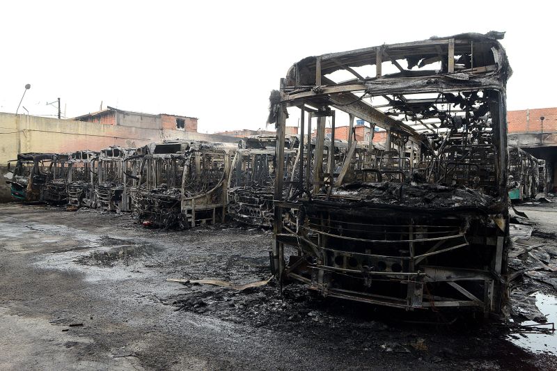 Grupo usou gasolina. As chamas se alastraram rapidamente | Renato Silvestre/Folhapress