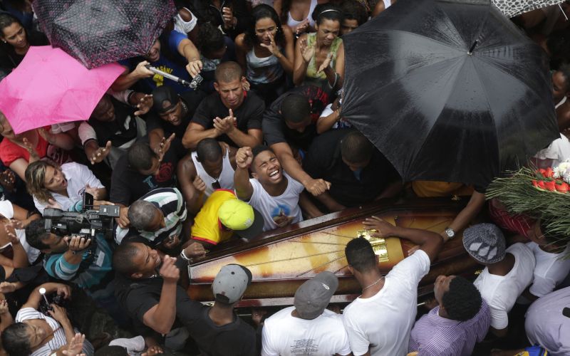 Enterro reuniu centenas de pessoas e terminou em tumulto | Ricardo Moraes/Reuters