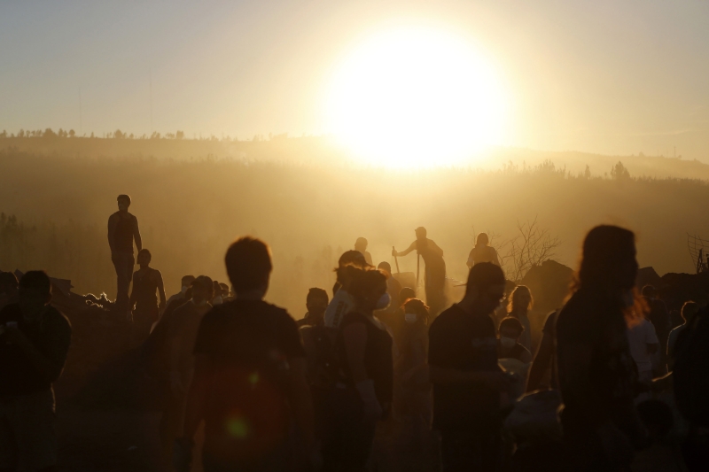Moradores avaliam os estragos causados pelo incêndio que destruiu várias vizinhanças de Valparaíso | Ivan Alvarado/Reuters