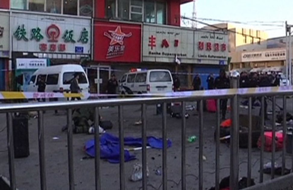 A circulação de trens foi suspensa por duas horas e retomada apenas depois que policiais armados ocuparam o local | Reuters / CCTV