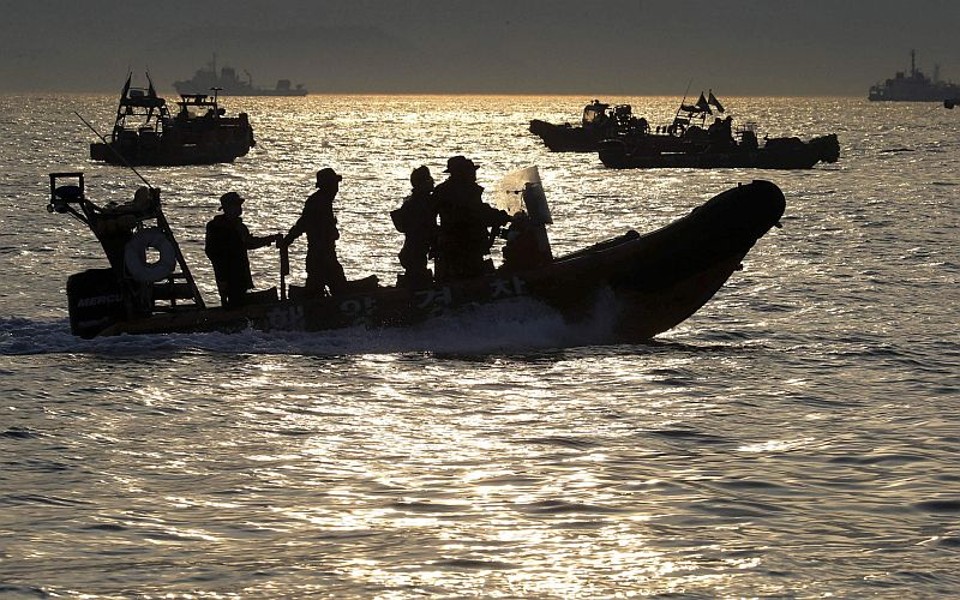 Equipes de resgate operam ao redor da área onde o barco Sewol afundou | REUTERS / Yonhap