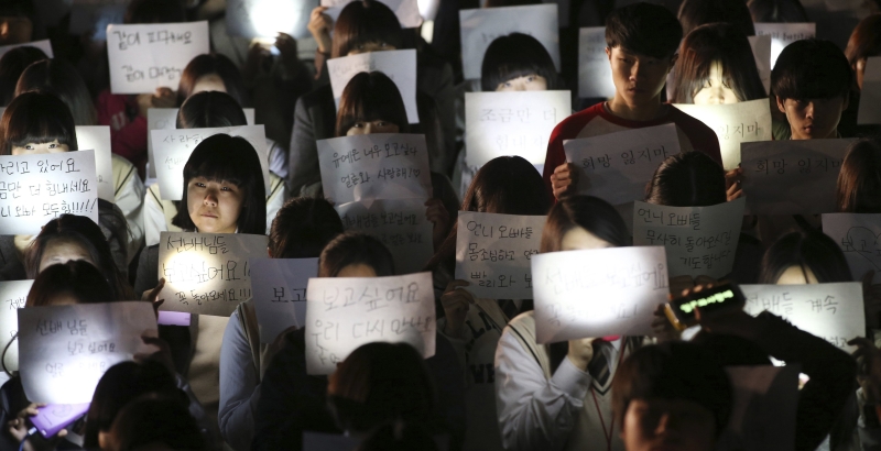 Estudantes seguram mensagens de esperança nas buscas pelos colegas desaparecidos | Yonhap/Reuters