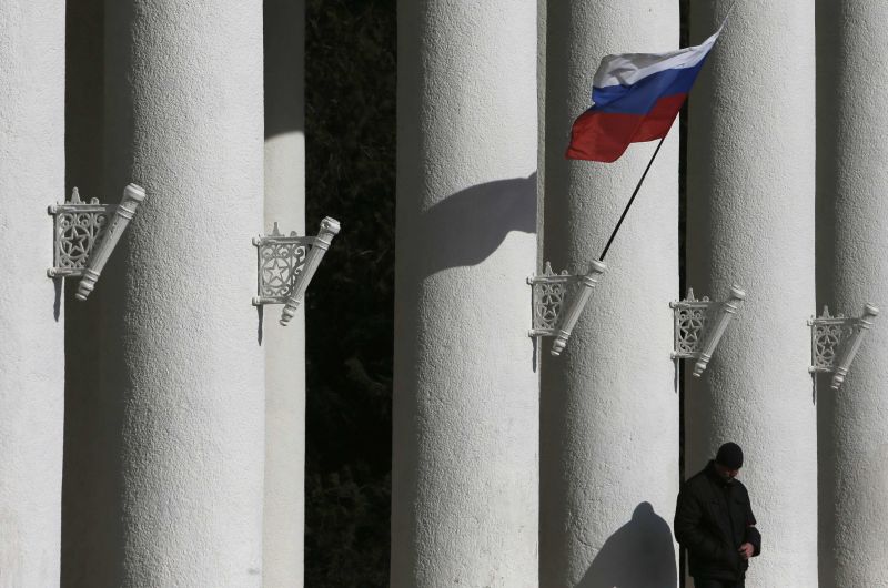 Bandeira russa no aeroporto da Crimeia | REUTERS/Maxim Shemetov