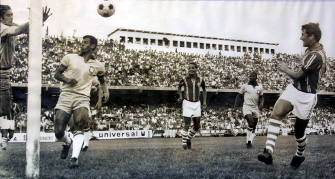 Amistoso entre a seleção brasileira - ainda treinada por Aymoré Moreira - e a seleção paranaense, em 1968, no Couto Pereira: 2 a 1 para o Brasil |