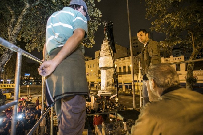 Estátua foi envolta em plástico para proteção durante o transporte | 