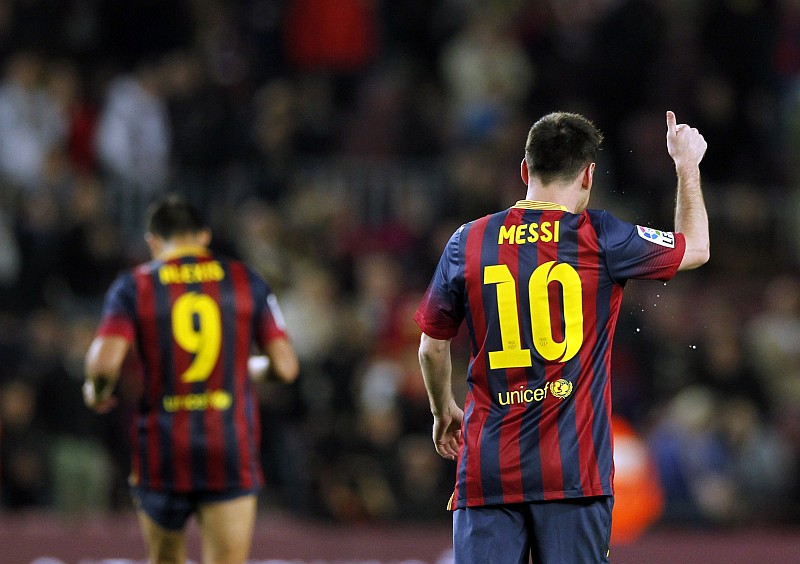 Messi comemora gol feito de falta que significou a virada de placar para o Barcelona | Albert Gea / Reuters
