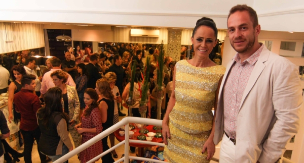 A empresária Maribel Souza, idealizadora do projeto Doze Belas, com Zauri Junior, da ZAF Eventos, no lançamento da quarta edição da ação de cunho social, que neste ano beneficiará duas instituições de apoio a idosos carentes | MIB Cine