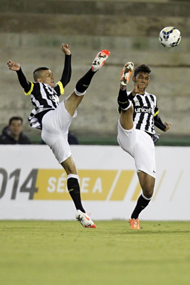 Jogadores do Santos em busca do domínio da bola | 