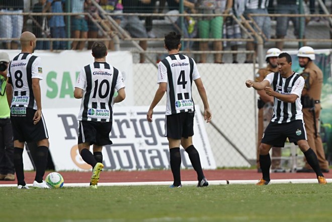 Na comemoração do gol sobre o Tubarão, artilheiro Cristiano simulou uma pescaria | 