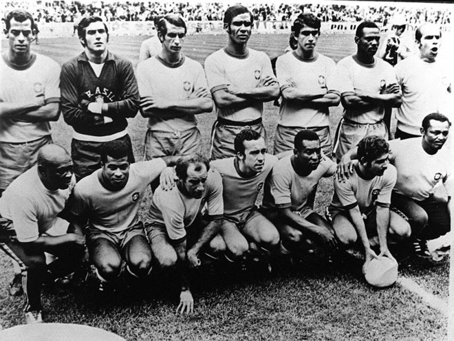 O time titular do técnico Zagallo na Copa do México: Carlos Alberto, Félix, Piazza, Brito, Clodoaldo e Everaldo (em pé); Jairzinho, Gérson, Tostão, Pelé e Rivellino (agachados) |