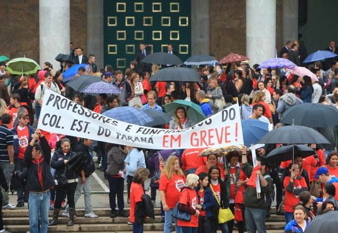 Escadarias que dão acesso ao Palácio Iguaçu ficaram lotadas de manifestantes |