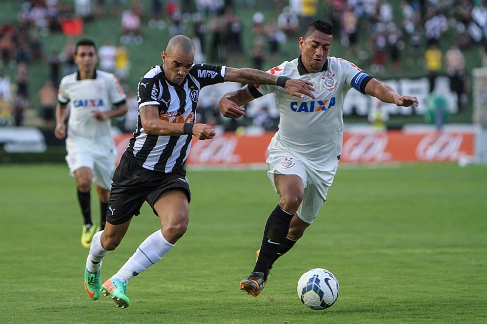 Diego Tardelli e Ralf disputam jogada no Parque do Sabiá | Bruno Cantini / Clube Atlético Mineiro