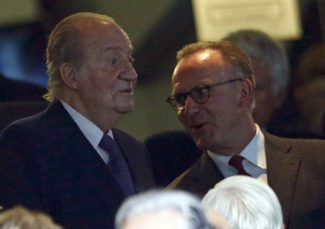 O rei da Espanha, Juan Carlos, assistiu a partida entre Real e Bayern junto com o presidente do clube alemão, Karl-Heinz Rummenigge |
