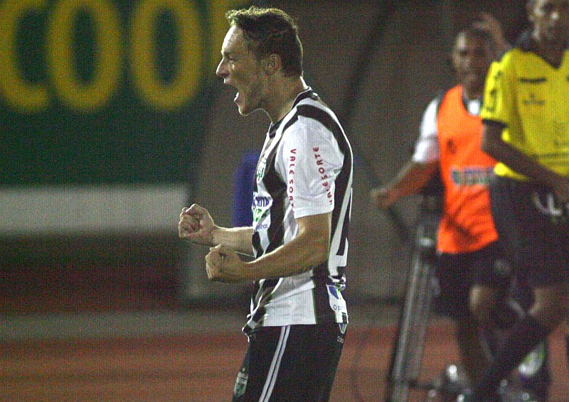 Max comemora gol feito contra o Coritiba em Maringá: meia do Maringá ficou fora do jogo contra o Londrina fora de casa e agora volta para a decisão | Ivan Amorin / Gazeta do Povo
