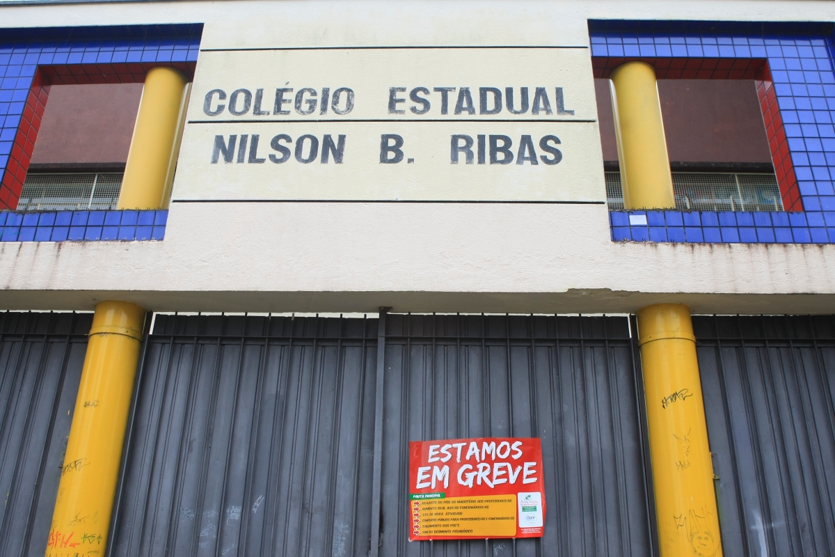 Em alguns colégios foram colocados avisos nos portões de que professores estão em greve | Aniele Nascimento / Agência de Notícias Gazeta do Povo
