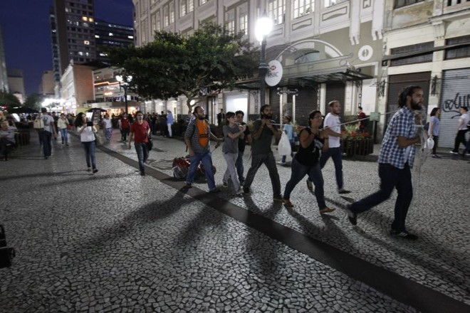Um grupo de militantes derrubou nesta terça-feira o busto do ex-reitor da UFPR Flávio Suplicy de Lacerda, ligado ao regime militar, e arrastou a imagem da reitoria até a Rua XV de Novembro | 