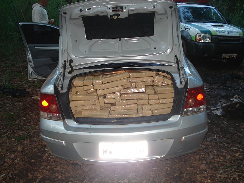 Veículo comportava 937 quilos de maconha e 100 frascos de lança-perfume | Divulgação/Polícia Militar Ambiental