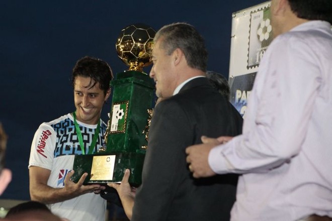 O capitão Dirceu recebe a taça. Ele foi um dos últimos a compor o elenco do Londrina na temporada, após deixar o time ucraniano FC Goverla por causa da instabilidade política no país. | 
