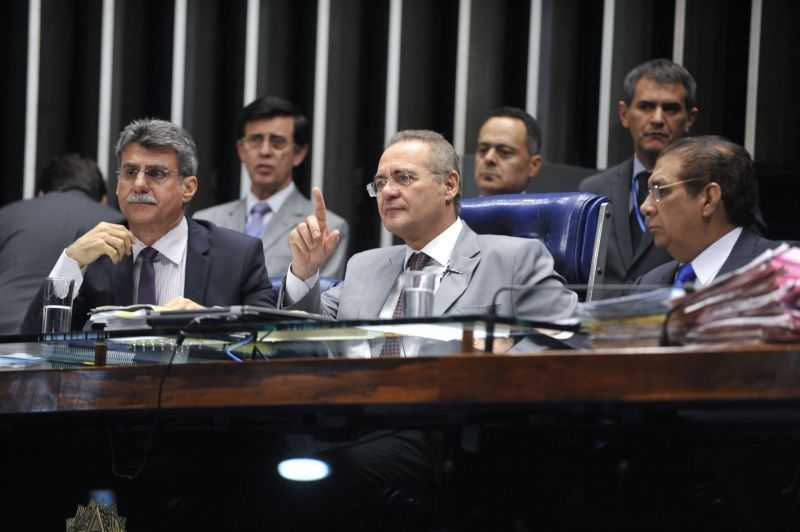O presidente do Senado, Renan Calheiros (PMDB-AL) - no centro da imagem -, negou que o adiamento da votação seja uma estratégia para retardar o início dos trabalhos da CPI da Petrobras | Jonas Pereira / Agência Senado