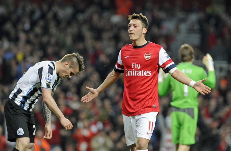 Alemão Özil comemora segundo gol do Arsenal na vitória sobre o Newscastle no Emirates Stadium | EFE / Gerry Penny