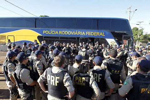Operação prende 19 por contrabando de cigarro Policiais federais da Operação Prometeu se reuniram para cumprir mandados de prisão em Mundo Novo (MS) | Albari Rosa/ Gazeta do Povo