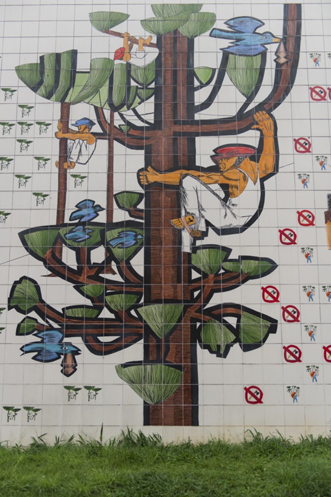 Painel de azulejos na Travessa Nestor de Castro |