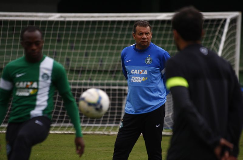 Celso Roth durante treino no Couto. Coxa quer fazer do estádio um porto seguro neste Nacional | Jonathan Campos/Gazeta do Povo