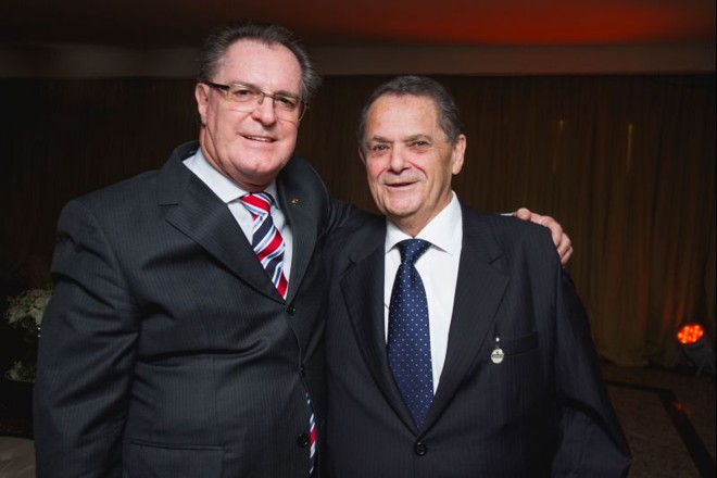 O ex-presidente da Apeop José Alberto Pereira Ribeiro (à esq.) prestigiou o jantar de posse de José Ângelo Turra, reeleito presidente da Associação Paranaense dos Empresários de Obras Públicas |
