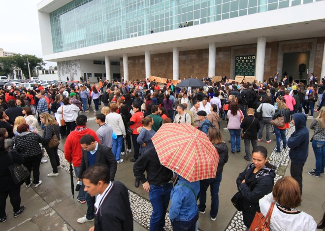 Professores estaduais em greve se reúnem em frente ao Palácio Iguaçu, nesta quarta-feira |