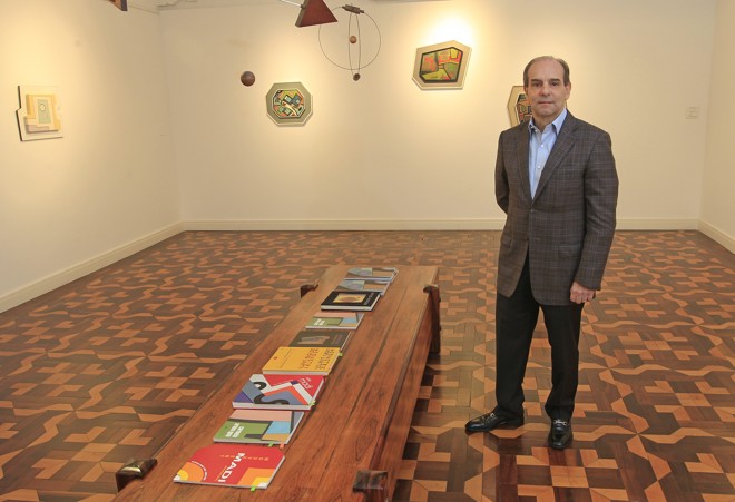 O galerista Waldir Simões de Assis Filho, galerista e curador de 