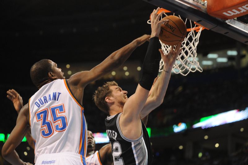Kevin Durant bloqueia tentativa de cesta do brasileiro Tiago Splitter no duelo entre Thunder e Spurs | Mark D. Smith / USA Today Sports