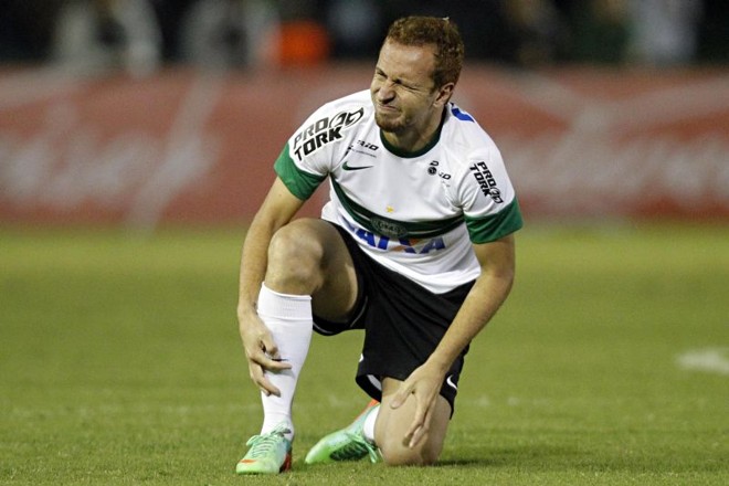 Zé Love foi pouco efetivo no duelo com o Santos | 
