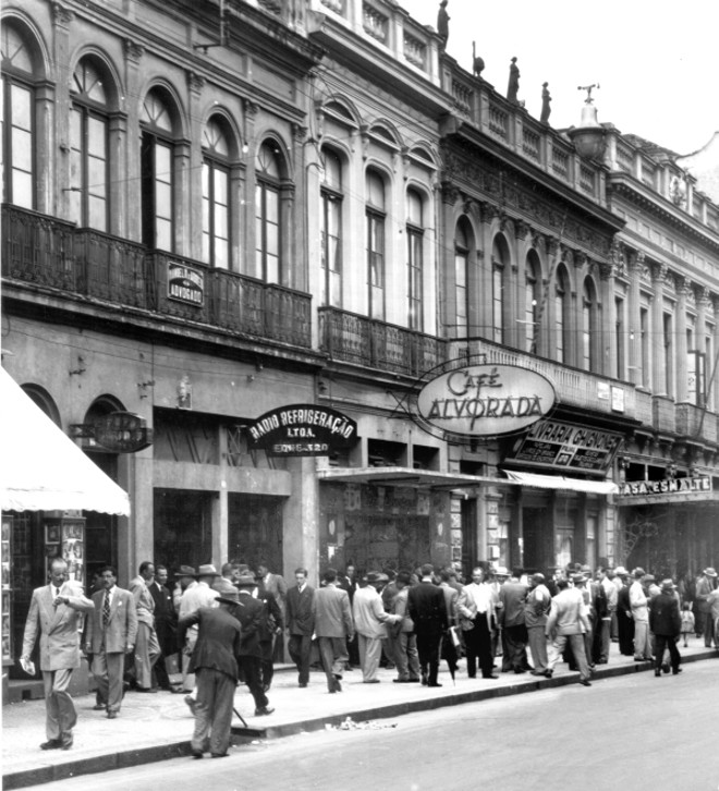 O curitibano que circulava pelo Centro dava a sua paradinha no Café Alvorada, no Senadinho. Foto feita após horário do almoço, em 1946 | 