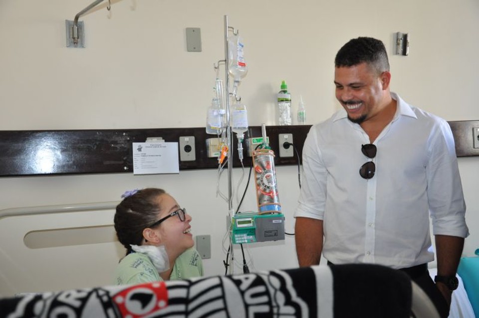 A fã Fabiele Vitoria Fortes e Ronaldo no Hospital Pequeno Príncipe | Divulgação Pequeno Príncipe