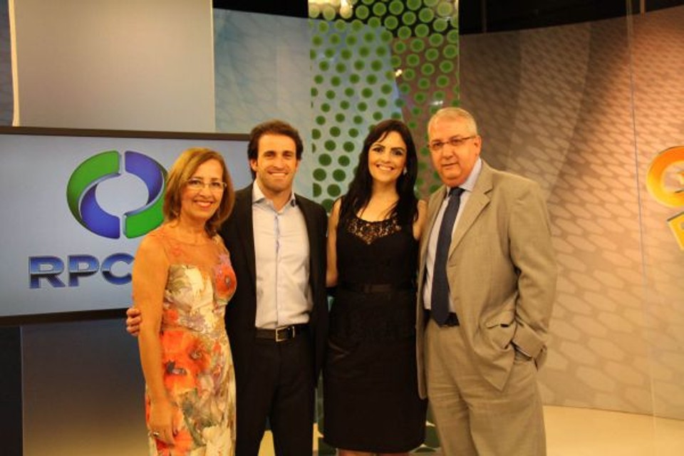 Rosaly Salazar, gerente comercial da RPC TV (à esq.), o piloto Ricardo Zonta, Elaine Munhoz, do Supermercado Condor, e Fernando Carlos Gonzalez (à dir.), diretor comercial da RPC TV, participaram do evento Vem Aí, quarta-feira, na sede da emissora, em Curitiba. A presença dos atores globais Luigi Baricelli e Marina Ruy Barbosa surpreendeu os convidados | Carol Pellegrini
