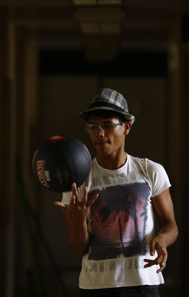 Até os dez anos, eu queria ser adotado. Sempre quis ter alguém para chamar de pai. Perdi as esperanças. |