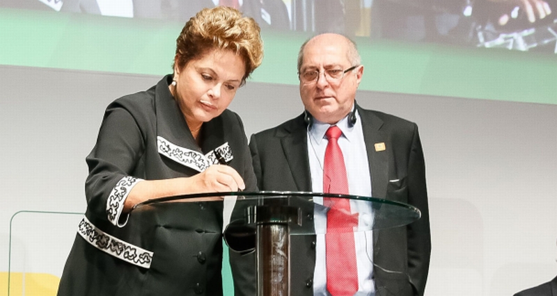 Dilma e o ministro Paulo Bernardo durante cerimômia | Roberto Stucker Filho