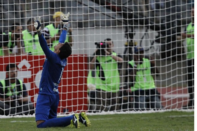 Vitor comemora ajoelhado após Cristiano bater o último pênalti para fora | 